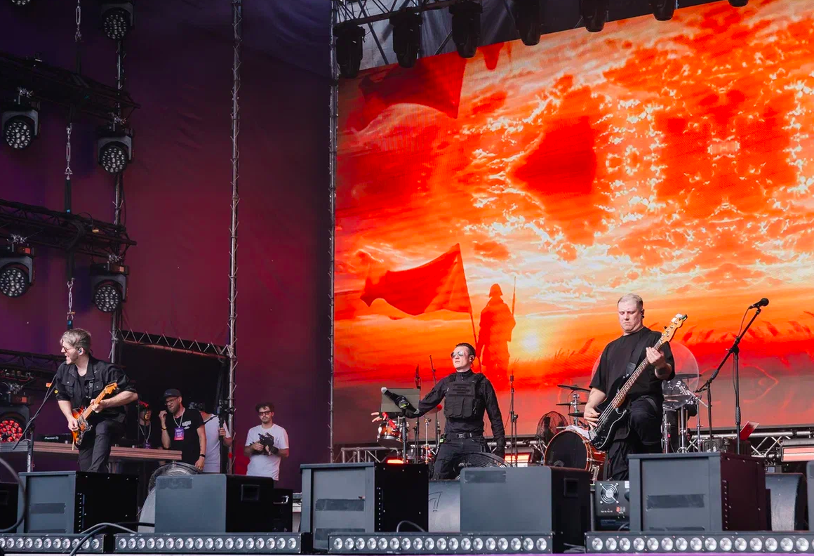 Фото Орали «Сигма-бой» и «А у реки». Опубликованы яркие моменты Черника Music Fest в Новосибирске 24